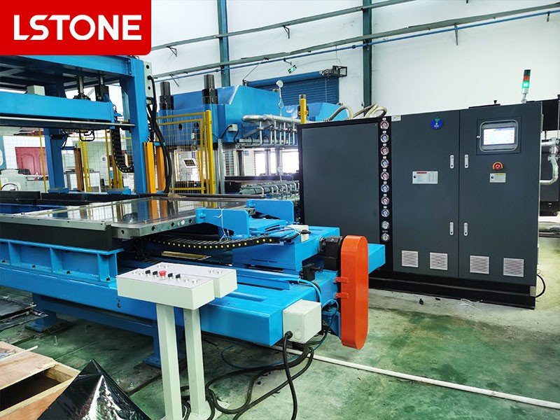 玻璃纖維防護(hù)板成型模溫機2