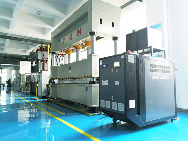 碳纖維模壓模溫機(jī) 碳纖維模壓模溫機(jī)